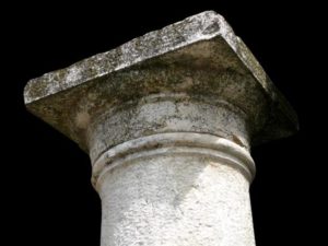 Colonna in Pietra Chiara con Capitello