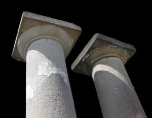 Coppia di Colonne in Pietra Recuperate con Finali