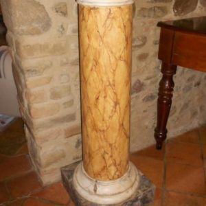 Colonna Gialla in Legno Laccato