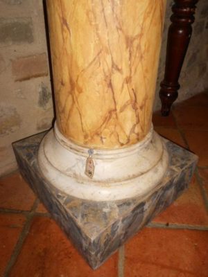 Colonna Gialla in Legno Laccato