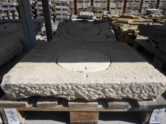 Lapide in Pietra con Tappo