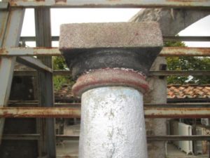 Coppia di Colonne in Pietra con Base e Capitello