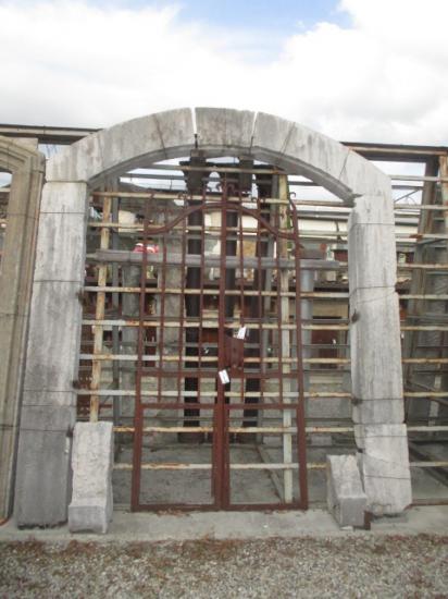 Portale in pietra chiara