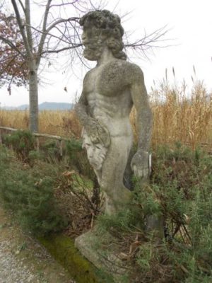 Statua di Uomo in Pietra