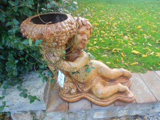 Statue da giardino neoclassiche in pietra con vasi, anni '30, set di 2 in  vendita su Pamono