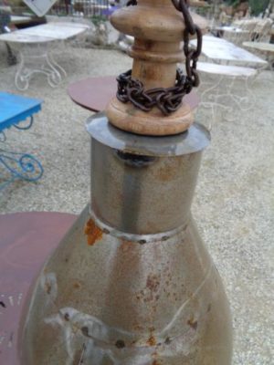 Lampada stile industriale in ferro con manico in legno artigianale