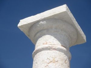 Coppia colonne in pietra chiara