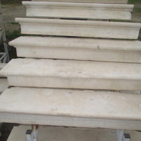 Scalini in pietra chiara rif. a SX