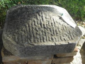 Coppia Sopracolonna in Pietra Serena