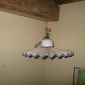 Lampadario con piatto in porcellana