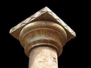 Colonne in Legno con Base in Pietra