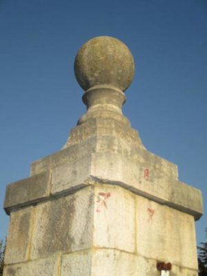 Coppia di Colonne in Pietra Chiara