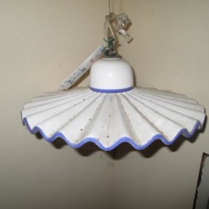 Lampadario con piatto in porcellana