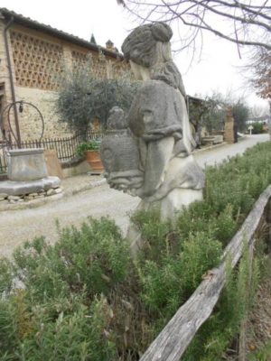 Statua di Donna in Pietra