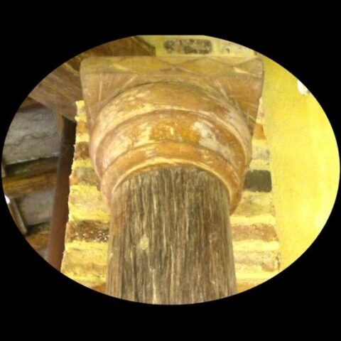 Colonna in Legno con Base in Pietra e Capitello
