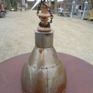 Lampada stile industriale in ferro con manico in legno artigianale