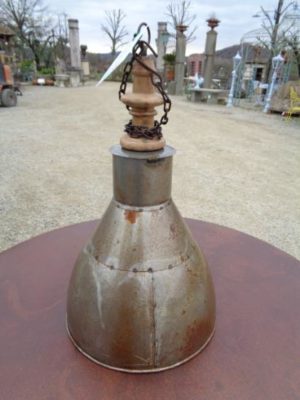 Lampada stile industriale in ferro con manico in legno artigianale