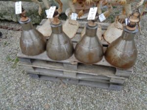 Lampada stile industriale in ferro con manico in legno artigianale