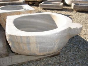 Lavabo in Marmo Angolare di Recupero