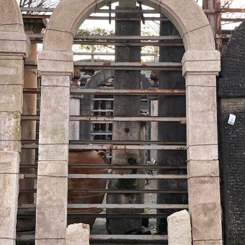 Portale in pietra Chiara