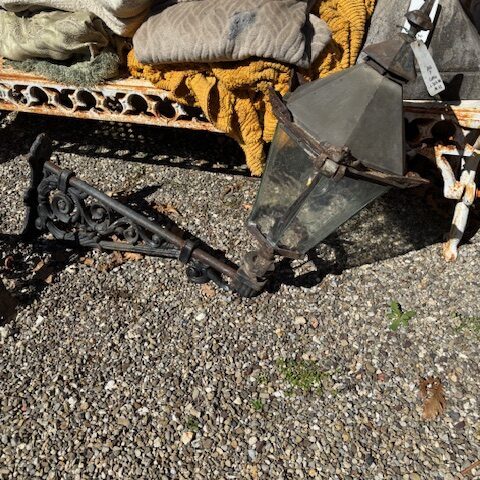 Coppia di Lanterne con Braccio in Ghisa