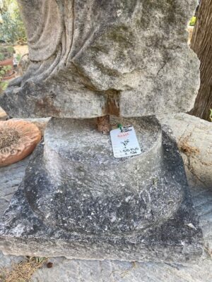 Madonna con Croce in Pietra e Piedistallo