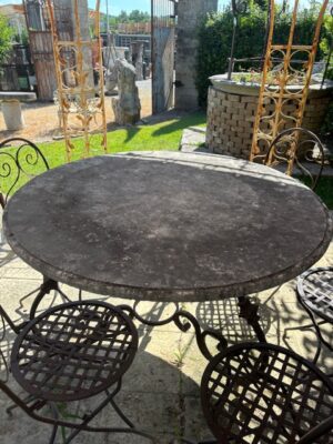 Tavolo in travertino rotondo