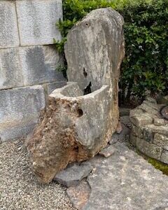 Fontana in pietra calcarea