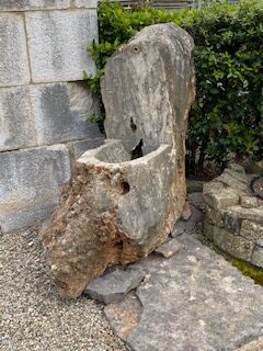 Fontana in pietra calcarea