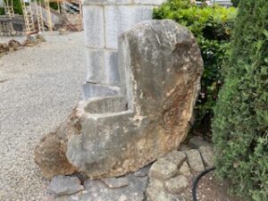 Fontana in pietra calcarea