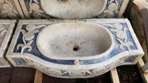 Lavabo in marmo con lapislazzuli blu