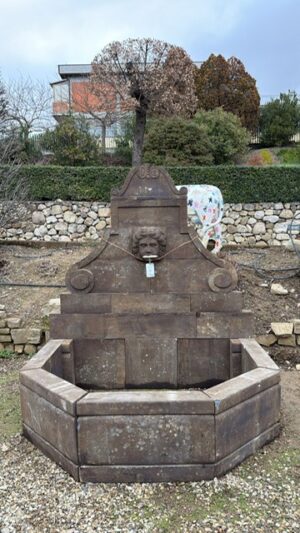 Fontana a Muro in Pietra