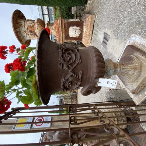 Coppia di Vasi in ghisa