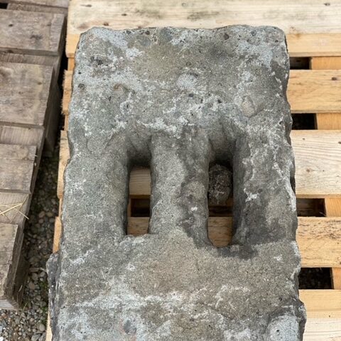 Lapide in pietra serena a griglia