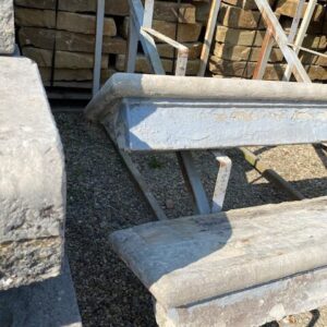 Scalino in pietra serena rifinito a sx