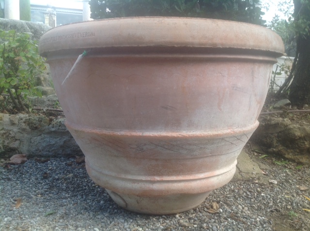 Conca vaso realizzata in maniera artigianale in terracotta toscana.