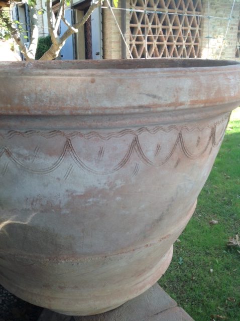 Conca vaso realizzata in maniera artigianale in terracotta toscana.