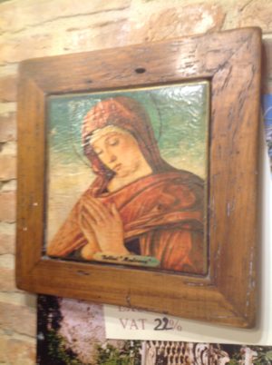 Madonna in cotto su cornice in legno