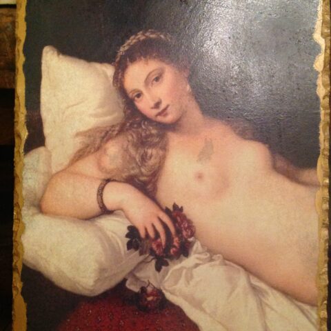 Venere giacente di Tiziano su Travertino