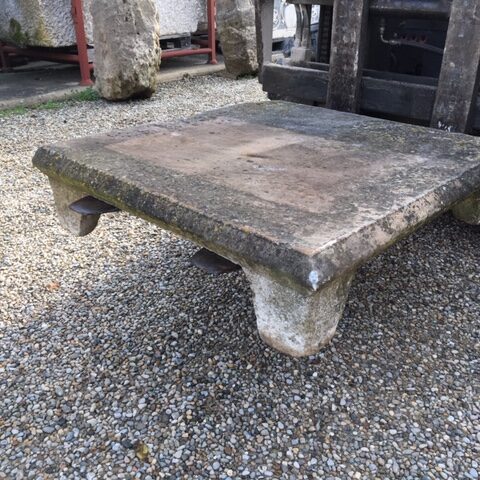 Basamento in pietra con 4 piedini