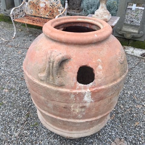 Orcio in terracotta con fori