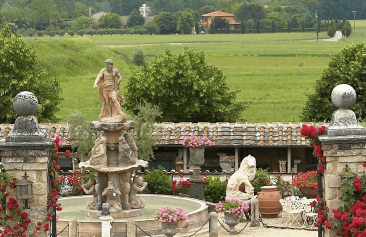 Il giardino: spazi piccoli ma ben arredati.