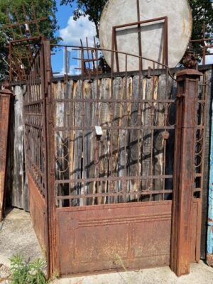 Cancello con passaggio pedonale e colonne