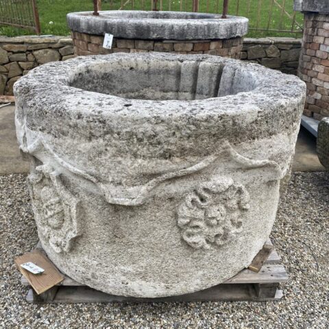 Pozzo in Pietra Antico con Stemmi