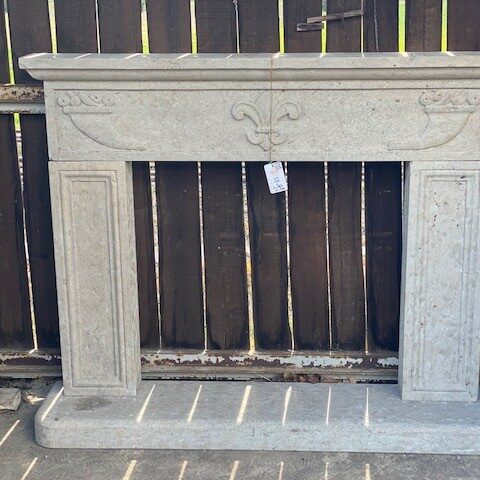 Camino con Giglio in Pietra Chiara