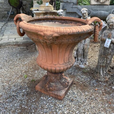 Coppia di vasi in cotto con due manici ad anello