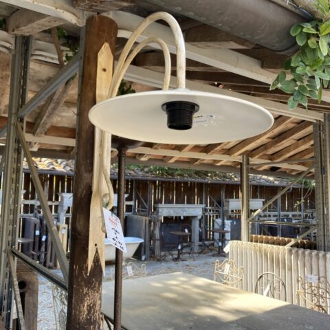 Lampada a muro elettrificata