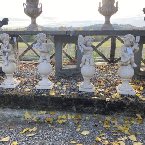 Set di quattro Puttini Suonatori su Sfera