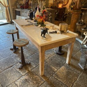 Mesa con base de madera y tapa de travertino