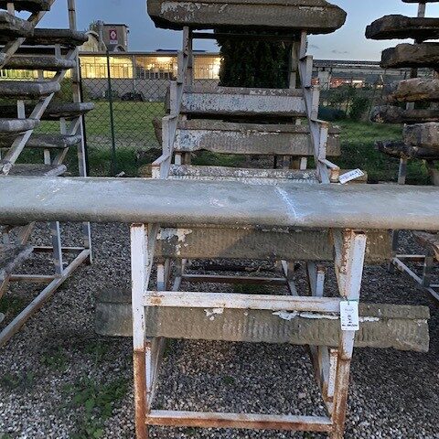 Scalino in Pietra Serena rifinito a dx-sx